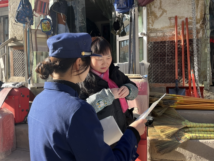 蘭州消防搶佔“四大陣地” 全力打造春季消防安全宣傳攻勢_fororder_宣傳員進農村發放宣傳資料 講解消防安全知識