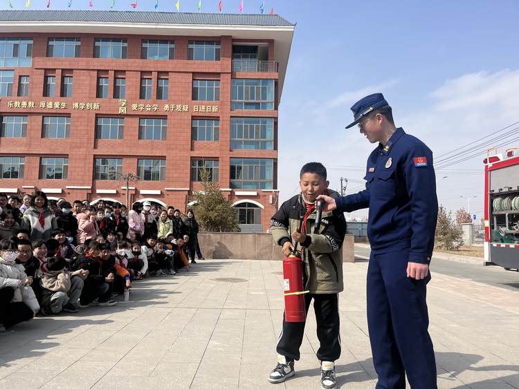 蘭州消防搶佔“四大陣地” 全力打造春季消防安全宣傳攻勢_fororder_消防員進學校講解演示滅火器正確使用方法