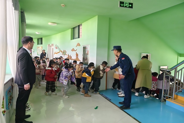 酒泉瓜州：藍朋友走進幼兒園為萌娃送上“安全大餐”_fororder_11