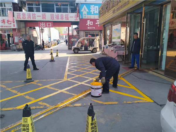 【原創】“生命通道”護航行動——蘭州消防開展消防車通道畫線工作