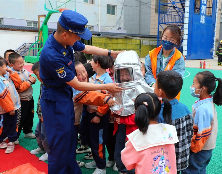 隴南西和消防救援大隊邀請轄區幼兒園師生走進消防隊站參觀學習_fororder_1