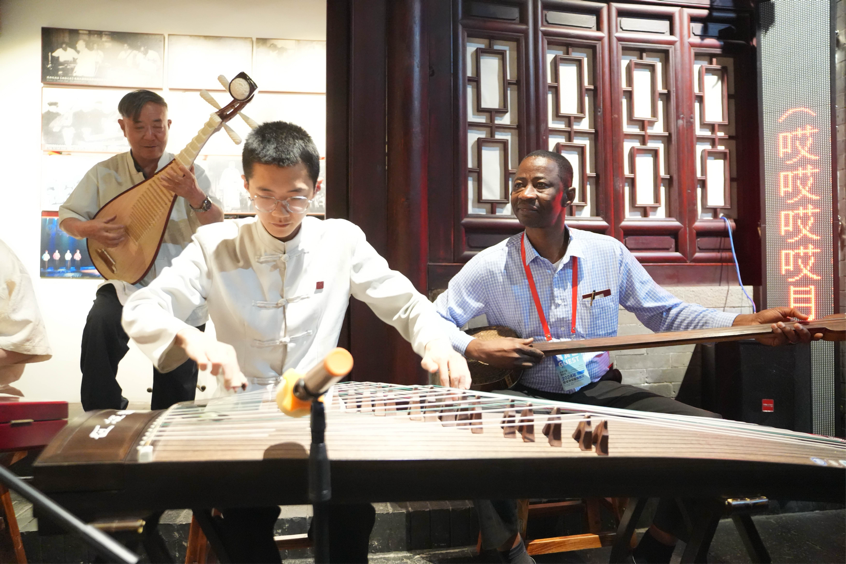 Visite de diplomates en poste en Chine au Musée des chansons folkloriques du nord du Shaanxi pour découvrir le « romantisme unique » de la terre jaune_fororder_3