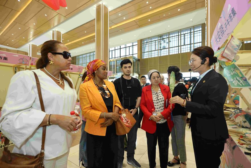 Wives of Ambassadors from Nine Countries Visit Shaanxi Transportation Holding Group Co., Ltd._fororder_圖片9