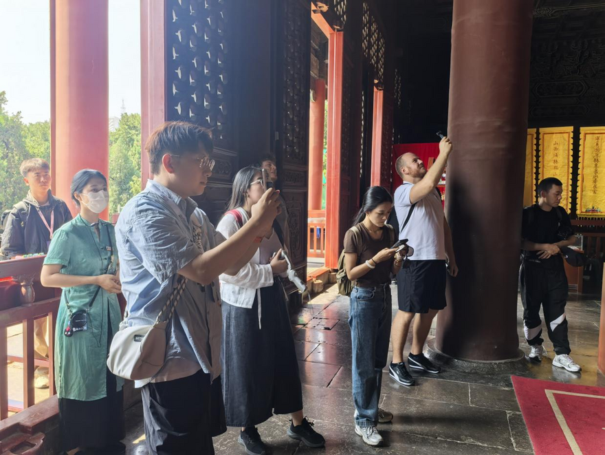 Foreign Internet Influencers Visit the Thousand-Year-Old Temple at the Foot of Mount Tai, Decoding its Culture Amid Quaint Atmosphere_fororder_圖片12