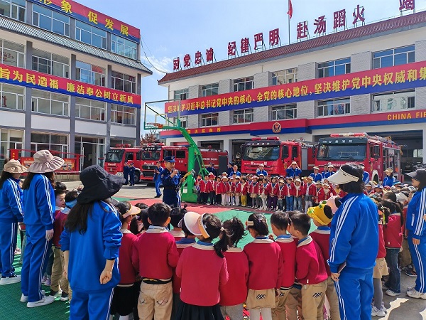 【原創】隴南西和消防邀請轄區幼兒園師生走進消防隊站參觀學習_fororder_63426ef70e76c1a94e322d8ed9a0125