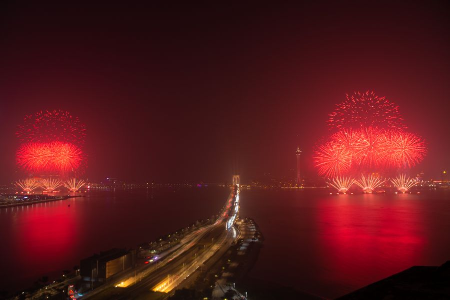 Splendid night: Fireworks explode over the sky of Macao and Zhuhai