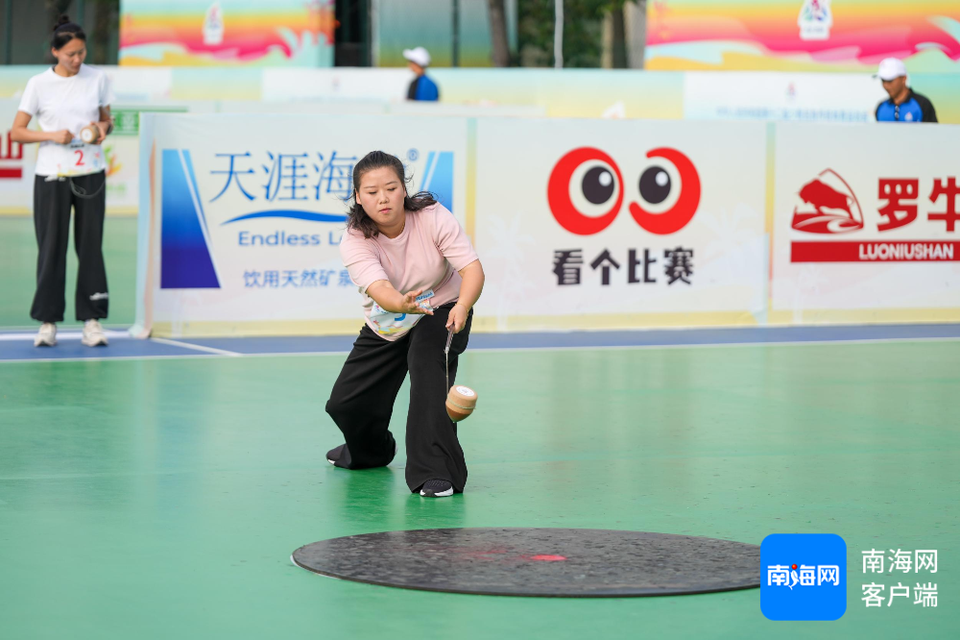 海南黎族姑娘激情賽陀螺項目：期待與各族選手切磋交流