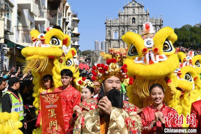 （新春見聞）特寫：大三巴前春意“鬧” 龍騰獅躍賀新年