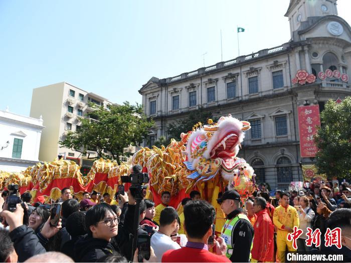 （新春見聞）特寫：大三巴前春意“鬧” 龍騰獅躍賀新年