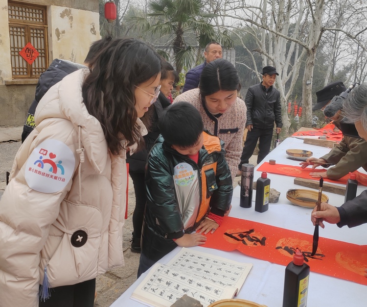 長沙“愛心媽媽”陪伴結對兒童過小年