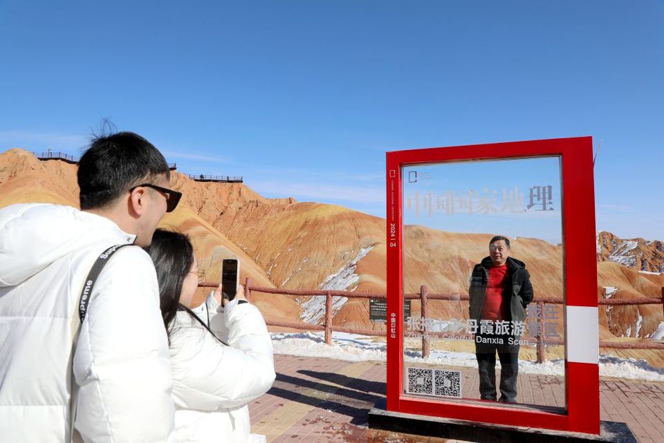 張掖：雪後丹霞半山素裹半山霓