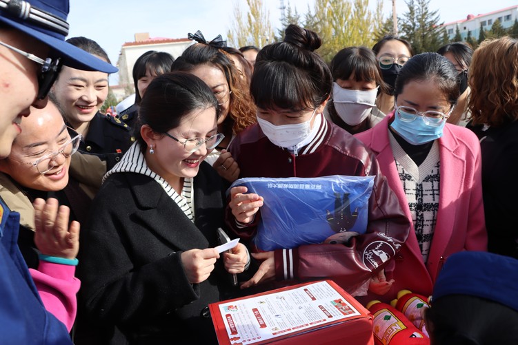 酒泉阿克塞消防大隊多樣化消防文創禮品“點亮”群眾生活