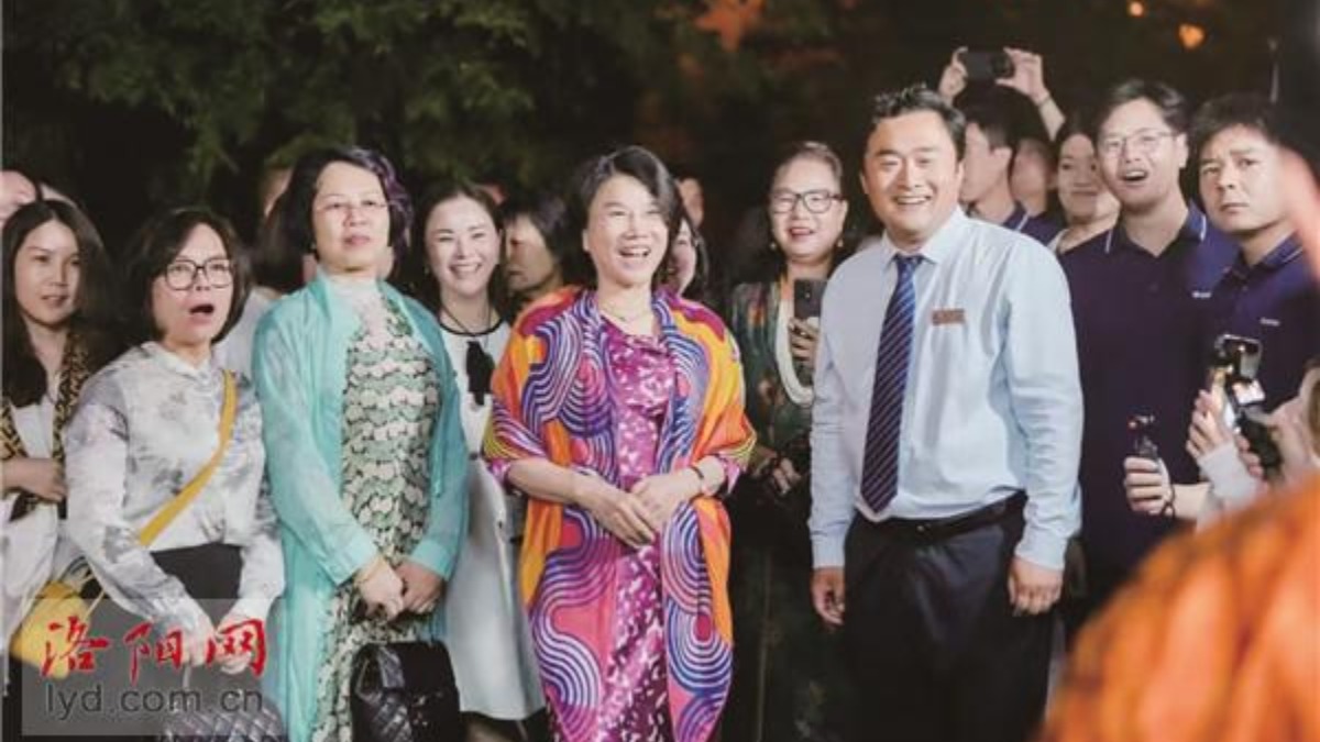 Ma Ding, Docent of Longmen Grottoes Tells World Luoyang's History