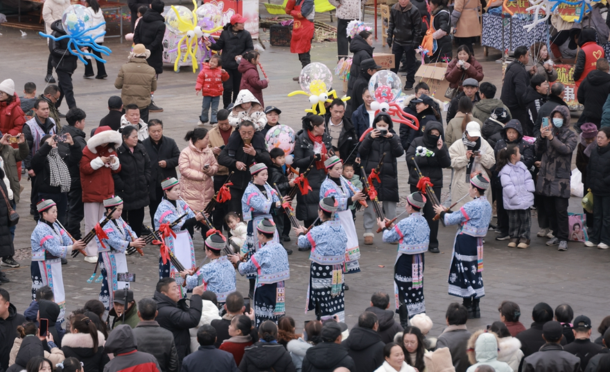 Guizhou Anshun Economic Development Zone Celebrates the Miao Flower Jumping Festival with Singing and Dancing