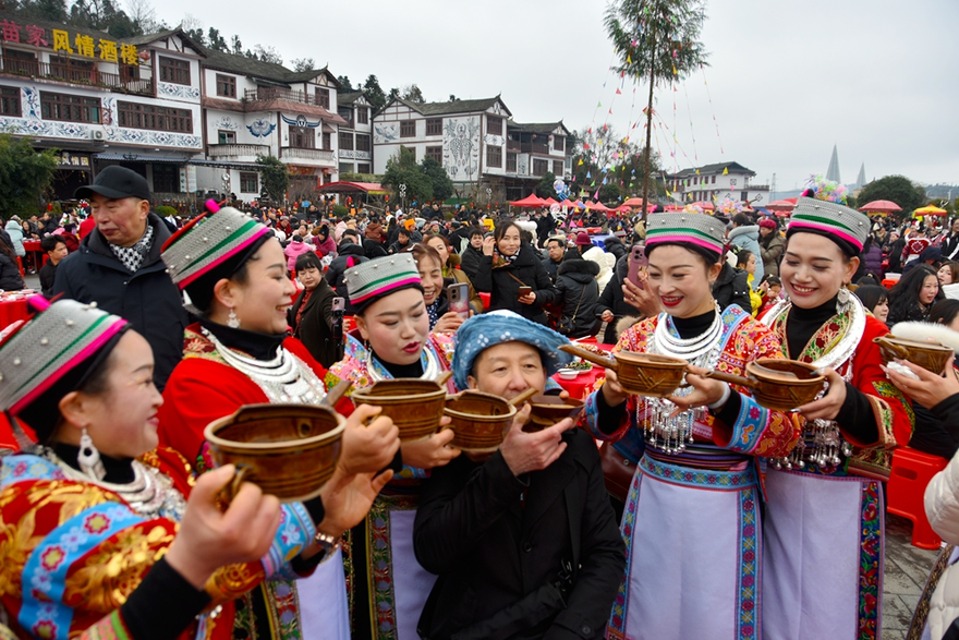 Guizhou Anshun Economic Development Zone Celebrates the Miao Flower Jumping Festival with Singing and Dancing