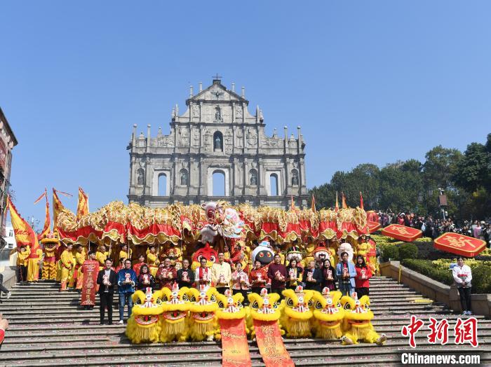 （新春見聞）特寫：大三巴前春意“鬧” 龍騰獅躍賀新年