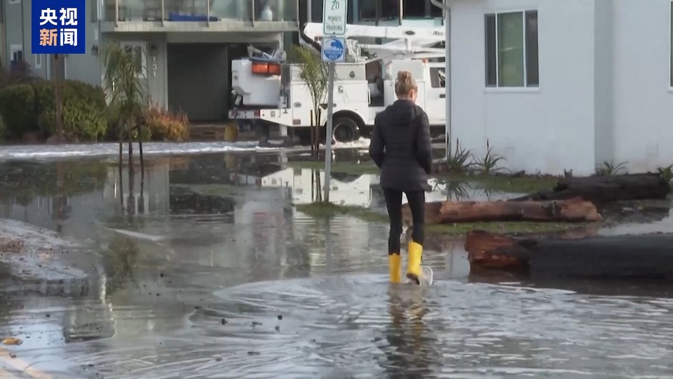 “炸彈氣旋”席捲美國西海岸已致2人死亡 強降雨警報持續