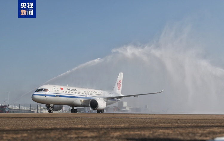 身披五星紅旗 C919國産大飛機首次亮相澳門