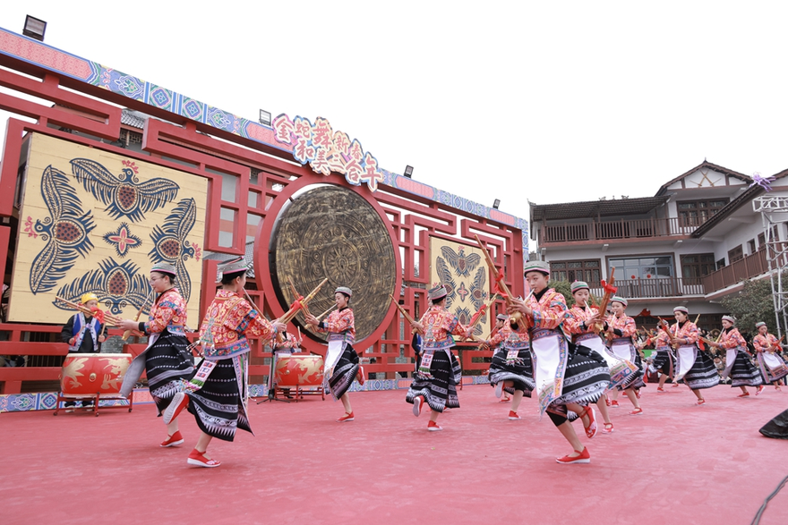 Guizhou Anshun Economic Development Zone Celebrates the Miao Flower Jumping Festival with Singing and Dancing