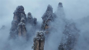 天子山上瑞雪紛飛 百龍天梯雲霧縹緲