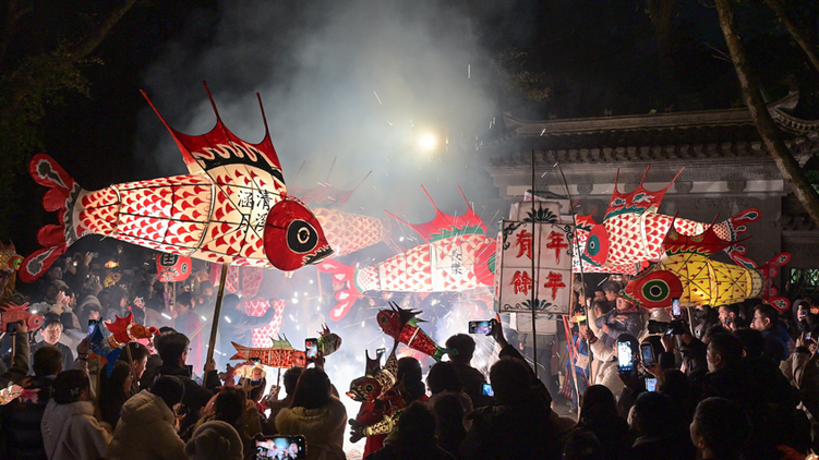 黃山市徽州區：魚燈夜遊聚人氣 千年古村冬遊熱