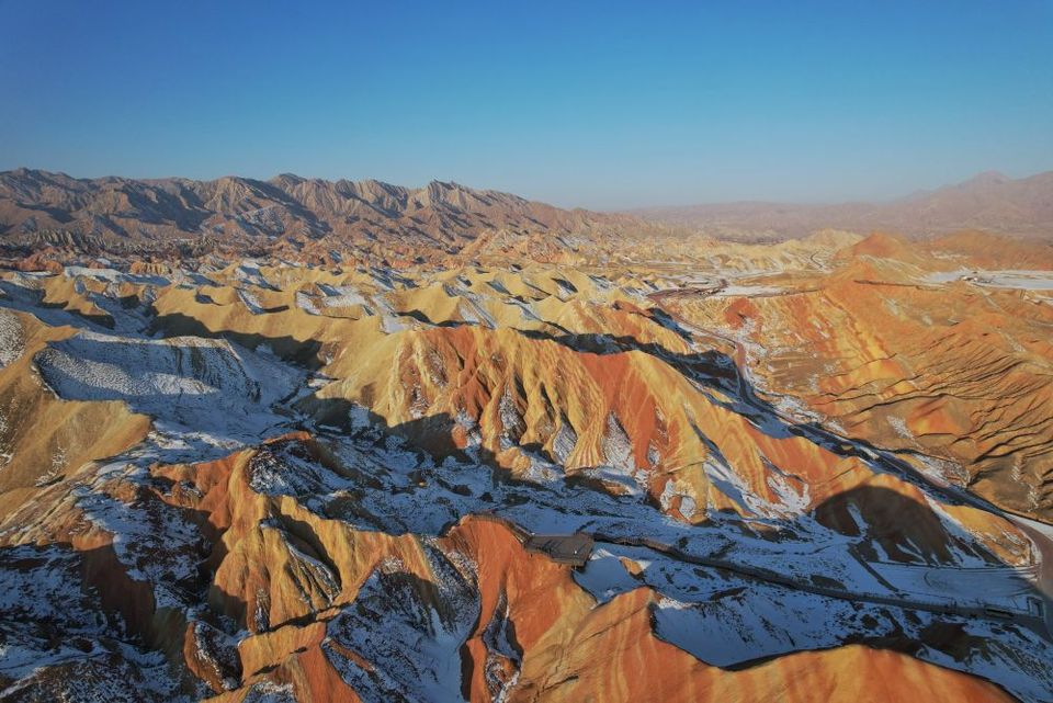 張掖：雪後丹霞半山素裹半山霓