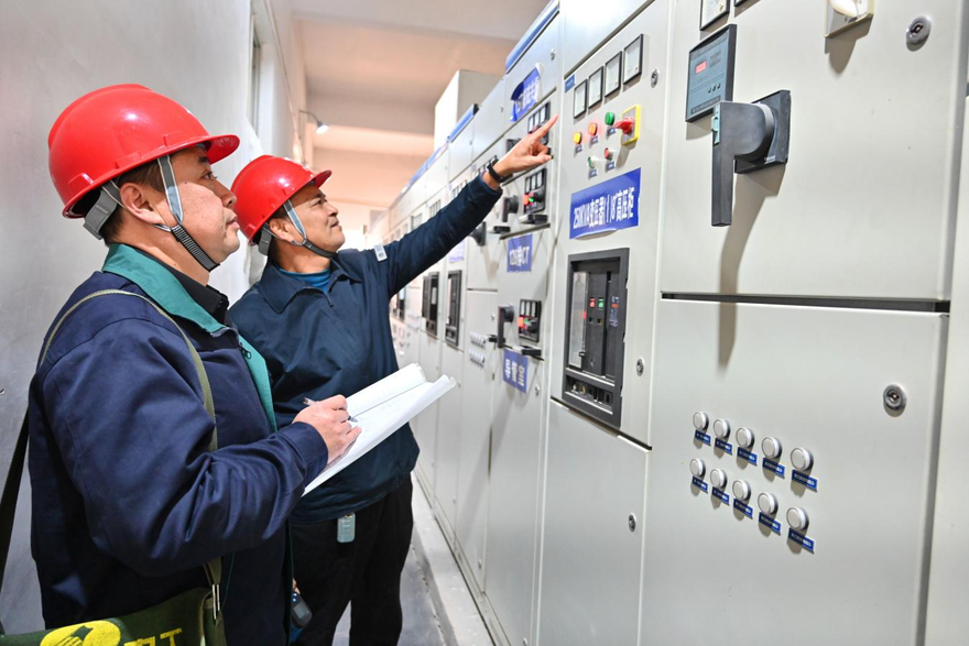 The State Grid Xuchang Power Supply Company visits critical customers to ensure stable supply of electricity for people's livelihood