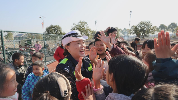 湖南衡陽縣交警進村“送安全” 護航春運回鄉路