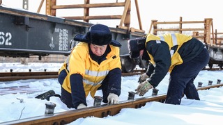 新春走基層|“踩蘑菇”的鐵路工人