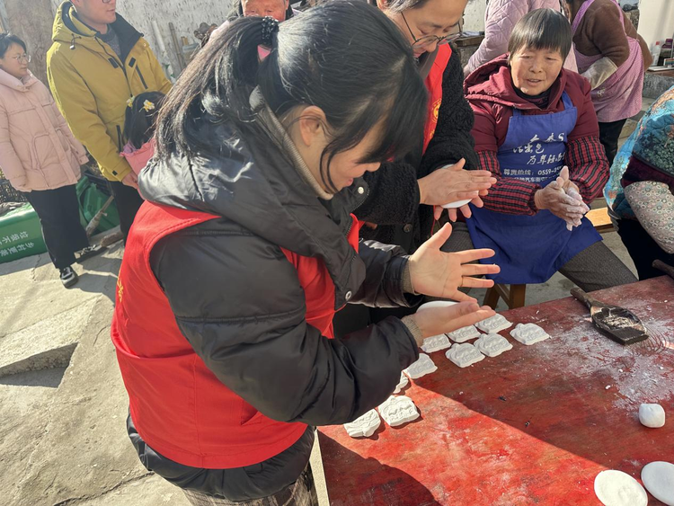 黃山市徽州區呈坎鎮：手工米粿香萬家 “村”味運動過新年