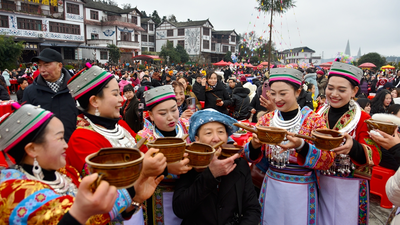 Guizhou Anshun Economic Development Zone Celebrates the Miao Flower Jumping Festival with Singing and Dancing