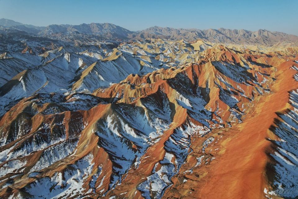 張掖：雪後丹霞半山素裹半山霓