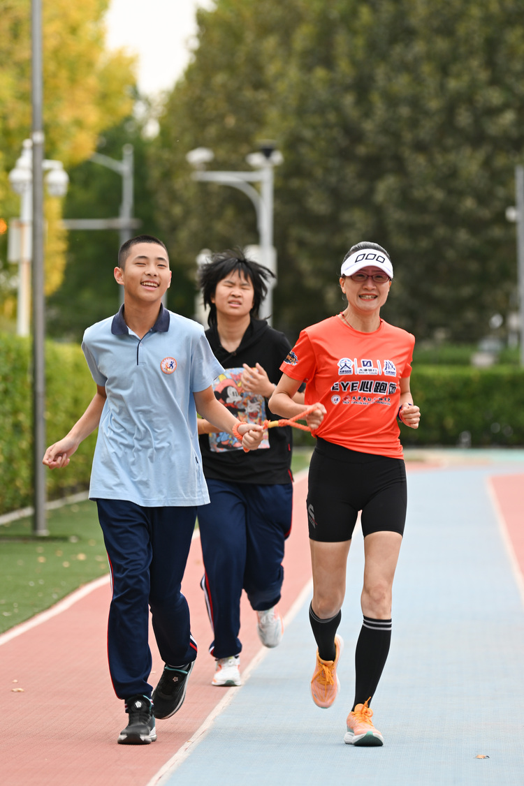 紅十字“eye心跑團”閃耀天馬賽場 以體育之名共築“視”界無界