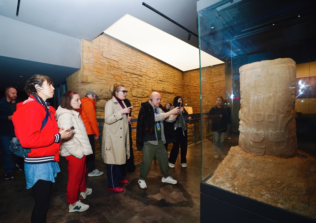 Foreign Experts from Ten Countries Visit Shimao Ruins in Shenmu to Experience Chinese Civilization