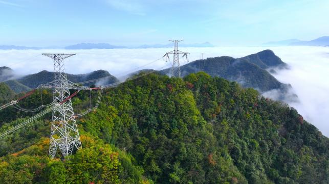 Partageons ensemble la beauté de l'automne : une belle rencontre entre la ligne de transport d'électricité à courant continu de Debao et les couleurs d'automne