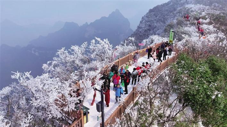 張家界迎來首趟銀發旅遊專列 數千遊客共賞七星山絕美雪景