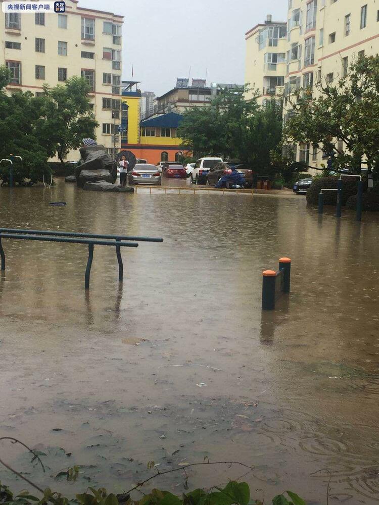 雲南昆明城區突降暴雨 部分道路交通已中斷
