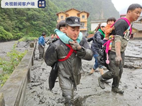 看了淚目！四川洪水中  他們以背為船_fororder_1597640827917_780_573x433