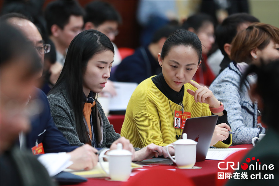 圖片默認標題_fororder_4.邰麗華委員正在閱讀手語翻譯記錄的委員發言實錄。