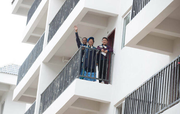 “把貧困帽扔到金沙江底”