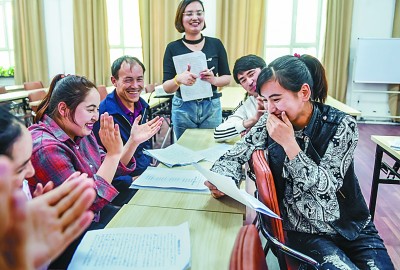 透過畫面 聽到笑聲——新疆32個貧困縣全部脫貧