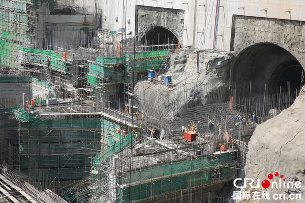 圖片默認標題_fororder_發電站的廠房建設進入施工高峰期 劉暢攝