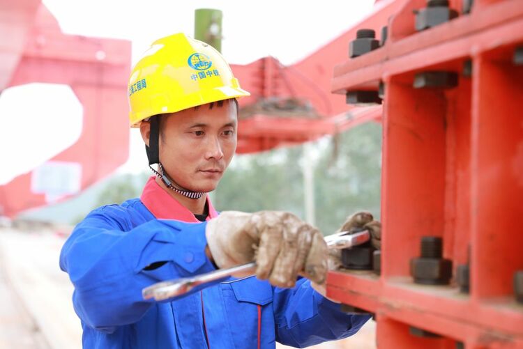 新春走基層|1200多人堅守貴南高鐵這段工地