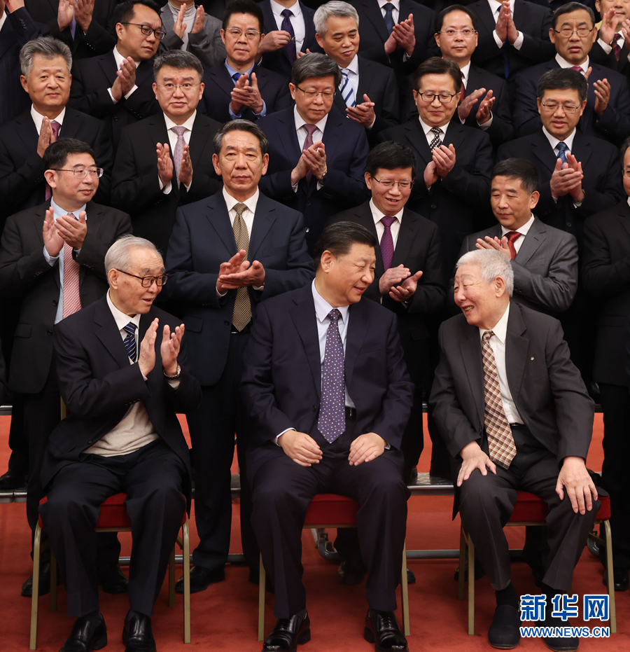 習近平在會見探月工程嫦娥五號任務參研參試人員代表並參觀月球樣品和探月工程成果展覽時強調 勇攀科技高峰 服務國家發展大局 為人類和平利用太空作出新的更大貢獻