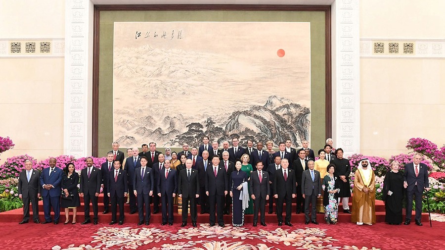 習近平和彭麗媛歡迎外方領導人夫婦及嘉賓_fororder_001