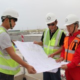 沙漠上建起“水立方” 中國建造在卡塔爾贏得口碑_fororder_03.葛洲壩集團中方員工在施工現場