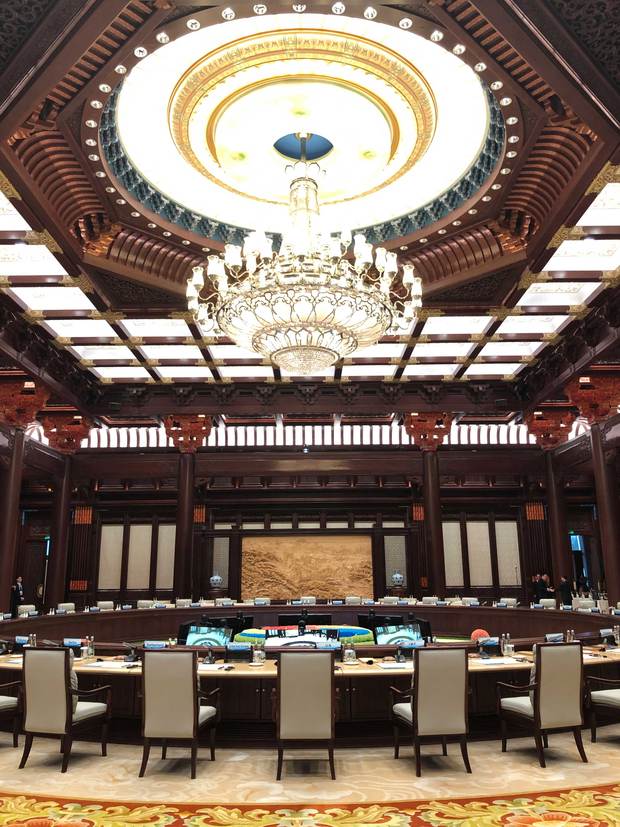 時政新聞眼丨習主席和39位外方領導人圍桌共繪“工筆畫”