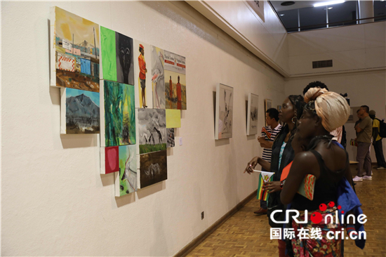 圖片默認標題_fororder_津巴布韋民眾觀賞展覽