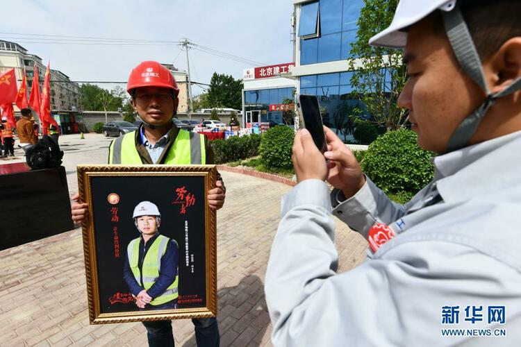 首都勞動者微笑迎“五一”