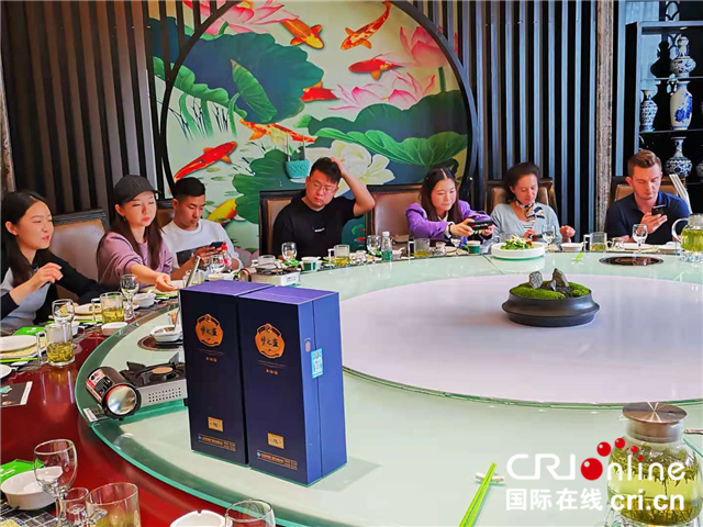 Foreign Internet Celebrities Present Hubei Special Dishes of Daziran Restaurant in Dongxihu District to the World_fororder_圖片1